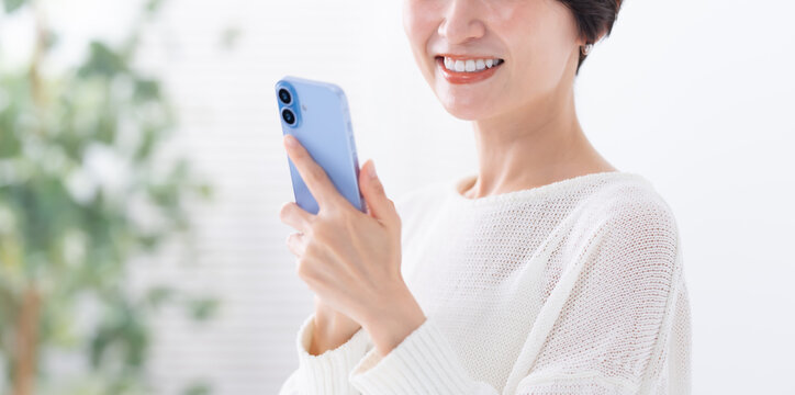スマートフォンを使う女性