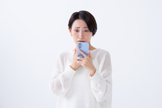 スマホを使う女性