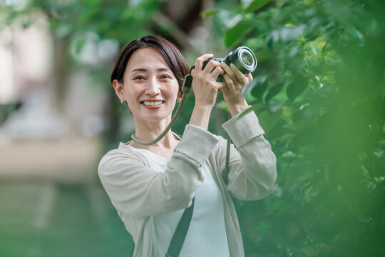 ミラーレスデジカメで写真を撮る女性