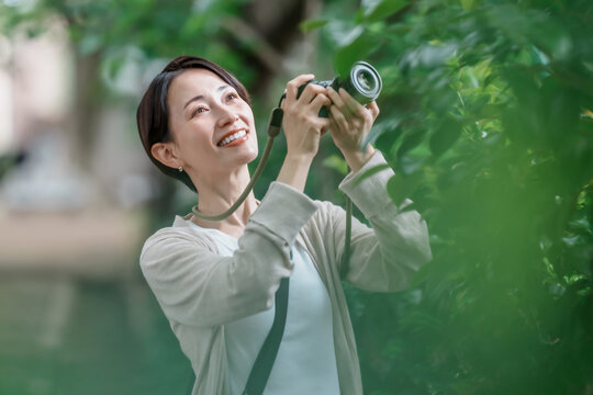 ミラーレスデジカメで写真を撮る女性