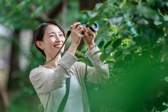 ミラーレスデジカメで写真を撮る女性