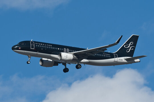 Starflyer Airbus A320-200 (JA22MC) on final approach to Haneda Airport