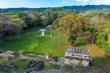 Obraz premium Rainforest landscape seen from Maya pyramid of Bonampak, Chiapas, Mexico.