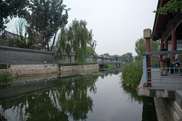Obraz premium Traditional hutong canal with willow trees in Beijing, China