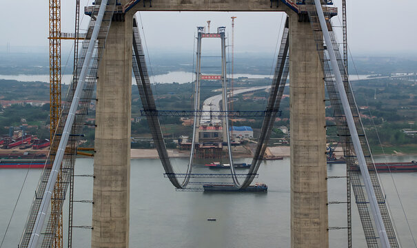 Main cable erection at Wuhan Shuangliu Yangtze River Bridge over the Yangtze River