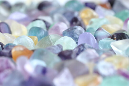 フローライト原石の抽象的なパステルカラー背景 マクロ撮影 / Abstract pastel fluorite gemstone background in macro view