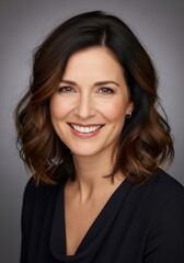 Obraz premium Radiant Smile Captured: A Portrait of Warmth and Approachability