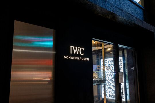 IWC 表参道ブティック 夜（東京都港区北青山）