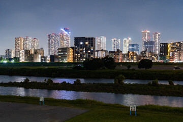 Obraz premium 武蔵小杉のタワーマンション群と多摩川沿いの夜景 Night View of Musashi-Kosugi Tower Apartments Along the Tama River, Japan