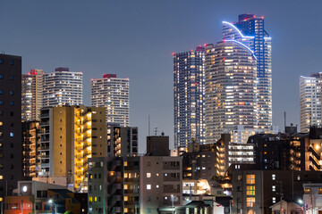 Obraz premium 武蔵小杉のタワーマンション群と多摩川沿いの夜景 Night View of Musashi-Kosugi Tower Apartments Along the Tama River, Japan