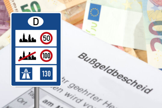 Euro Geldscheine und ein Bu&szlig;geldbescheid f&uuml;r ein Versto&szlig; im Stra&szlig;enverkehr in Deutschland