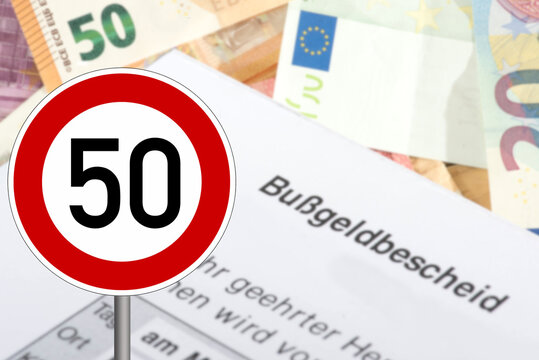 Euro Geldscheine, Bu&szlig;geldbescheid und ein Verkehrsschild Geschwindigkeit 50