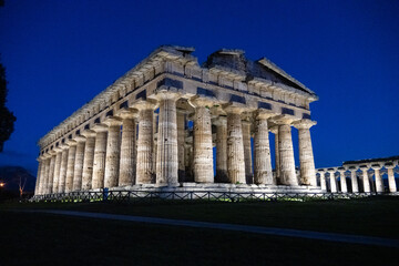 Fototapeta premium Temple of Athena lit at night, Paestum