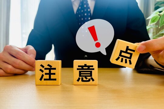 注意点を説明する男性ビジネスマン