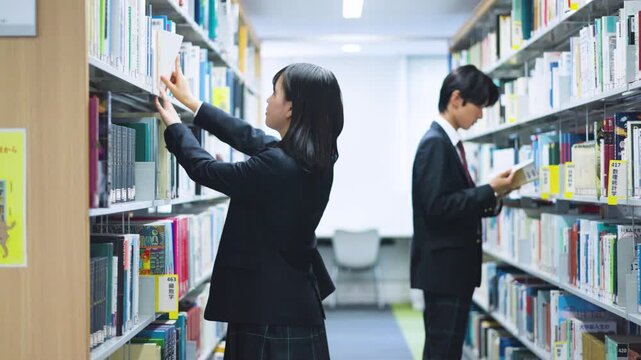 本を選ぶ高校生