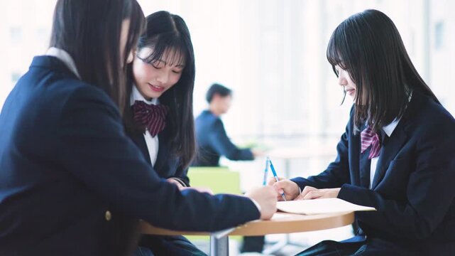 カフェテリアで勉強する高校生