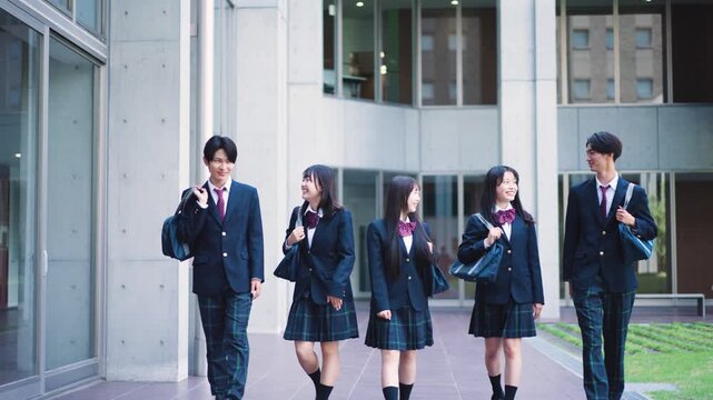 歩く高校生グループ