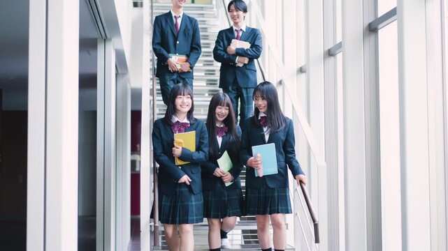 階段を降りる高校生グループ