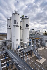 Obraz premium Hydrogen storage tanks at industrial facility clean energy concept