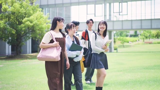 歩く大学生
