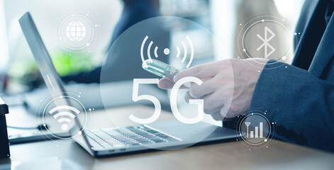 5G通信とスマートフォン・WiFi・Bluetoothのテクノロジーイメージ © Metro Hopper