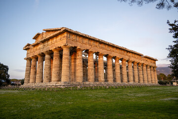 Obraz premium Temple of Neptune wide view in Paestum with mountain backdrop