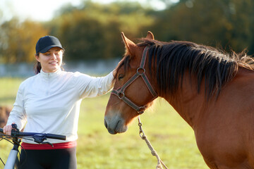 Obraz premium Portrait of a woman and her horse in nature