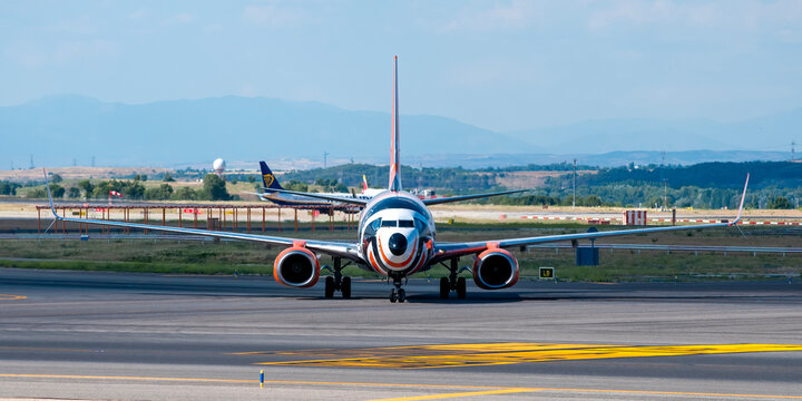 Avi&oacute;n de l&iacute;nea Boeing 737 700 de la aerol&iacute;nea moldava SkyUp Nistru en el aeropuerto de Madrid Barajas con matr&iacute;cula ER-SMA con librea especial "FC Shakhtar Donetsk".