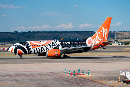 Avi&oacute;n de l&iacute;nea Boeing 737 700 de la aerol&iacute;nea moldava SkyUp Nistru en el aeropuerto de Madrid Barajas con matr&iacute;cula ER-SMA con librea especial "FC Shakhtar Donetsk".