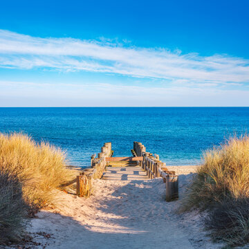 Sonniger Wintertag an der Ostsee, Strandzugang durch die D&uuml;nen zu einem alten Steg, K&uuml;hlungsborn, Mecklenburg-Vorpommern, Deutschland