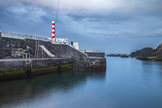 Fotograf&iacute;a de larga exposici&oacute;n de un antiguo puerto, Porto Velho en Santa Cruz das Flores y el mar en calma.