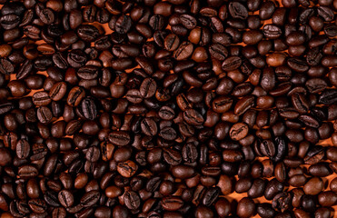 Fototapeta premium Close-up macro shot of roasted coffee beans with dark background. Fresh aromatic coffee beans with rich texture and warm tones, perfect for café, beverage.