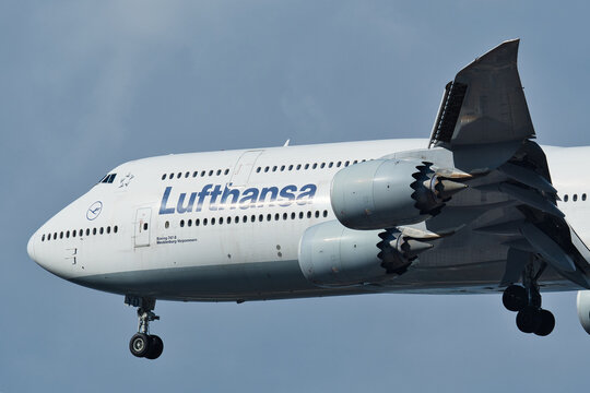 Lufthansa Boeing 747-8 (D-ABYD) on final approach to Haneda Airport