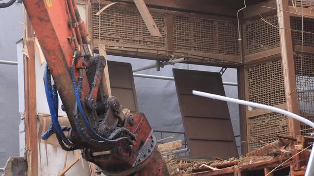 古民家の重機による解体作業　解体業　不動産相続