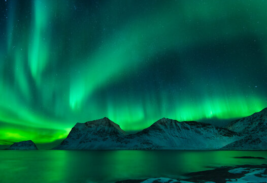 Aurore bor&eacute;ale au-dessus du mont Mannen et de la plage de Haukland, &icirc;les Lofoten, Norv&egrave;ge