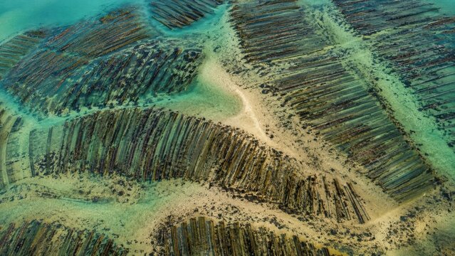 Vue a&eacute;rienne de parcs aquacoles dans une eau turquoise peu profonde