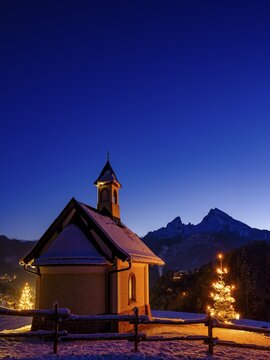 Chapel of the Beatitudes, also: Kirchleitnkapelle am Lockstein with illuminated Christmas tree in winter at night, Watzmann in the background, Berchtesgaden, Berchtesgadener Land, Upper Bavaria, Bavaria, Germany