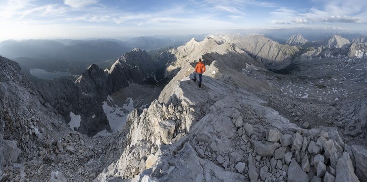 Mountaineers on a steep rocky ridge, impressive mountain landscape, view of the H&ouml;llental and the Alpspitze from the Jubil&auml;umsgrat, in the evening light Zugspitze, Wetterstein range, Bavaria, Germany