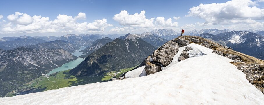 Hikers on the summit ridge of Thaneller, view of mountains and Plansee lake, mountain panorama, mountain landscape, Lechtal Alps, Tyrol, Austria