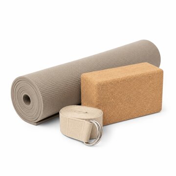 Accessoires de yoga minimalistes isol&eacute;s sur fond blanc