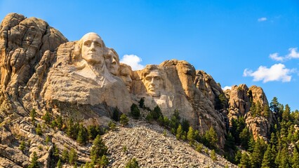 Fototapeta premium Mount Rushmore National Memorial with Sculpted Presidential Faces on Mountain Side