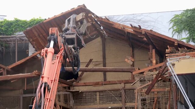 古民家の重機による解体作業　解体業　不動産相続