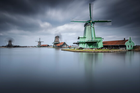 Moulins &agrave; vent historiques de Zaanse Schans au bord de l'eau, Pays-Bas
