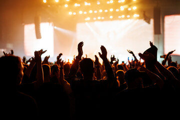 Fototapeta premium Concert Fan Silhouettes Under Blue Stage Lights