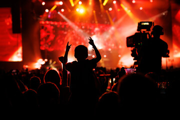 Naklejka premium Silhouette of Child on Shoulders at Music Festival