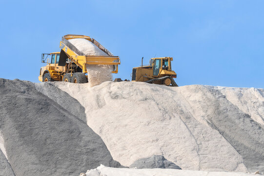 Exploitation industrielle du sel avec engins de chantier