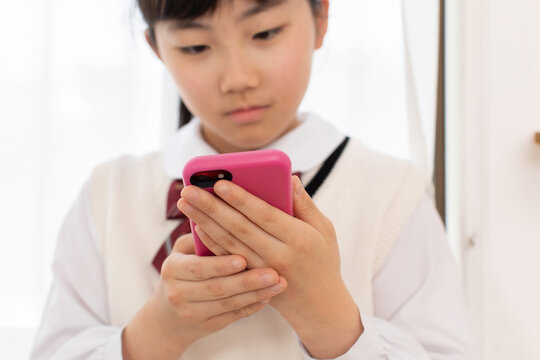 SNSでやり取りする女学生