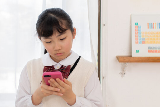 SNSでやり取りする女学生
