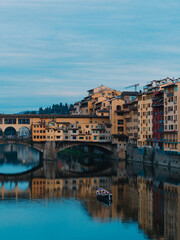 Obraz premium Ponte Vecchio bridge reflection in Florence blue hour