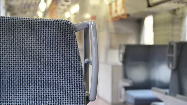 誰もいないローカル線のレトロなボックスシートと窓の外を流れる車窓の風景